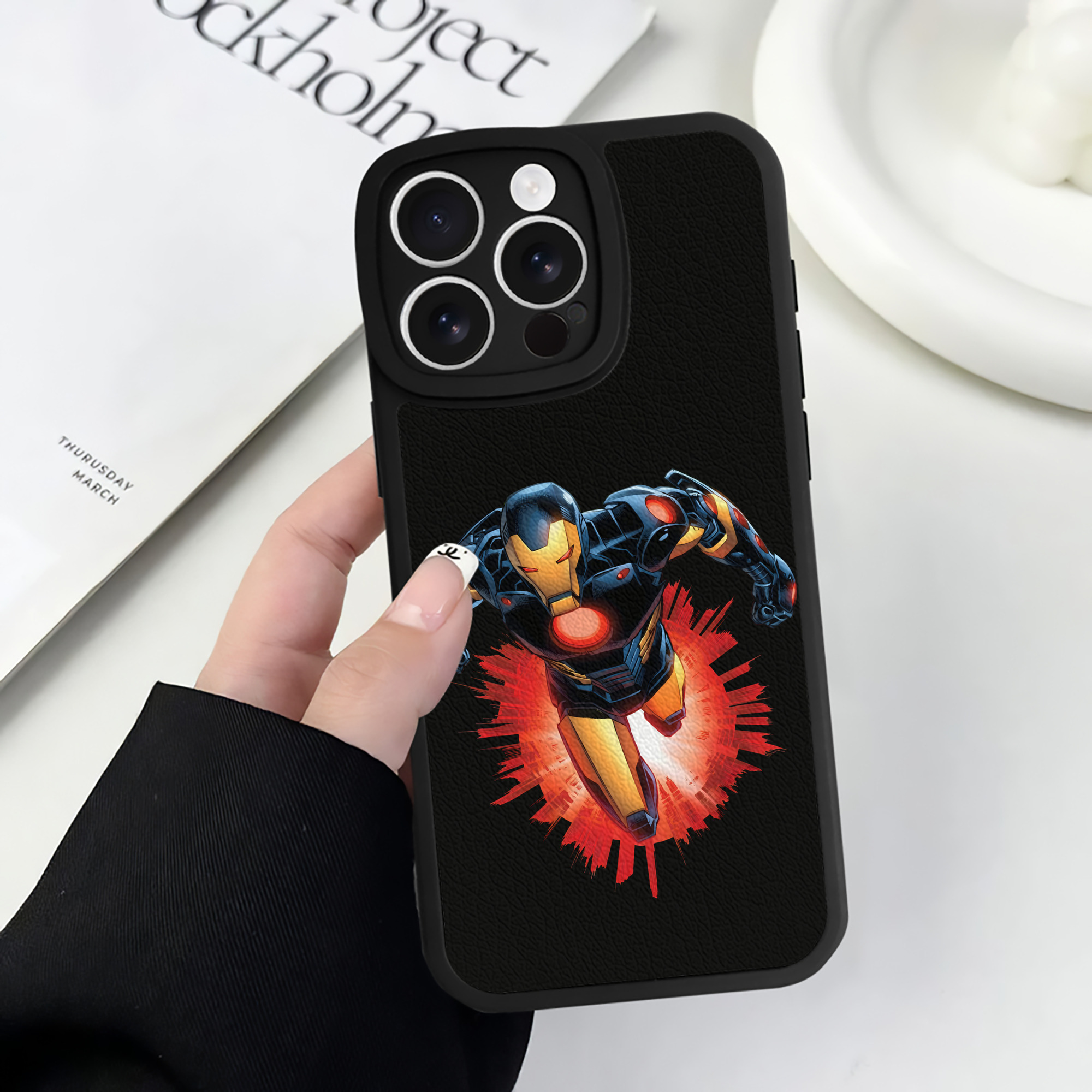 （画像用） アベンジャーズ The Avengers 【iPhone 16シリーズ対応】シリコンスマホケース（レザー調） 材質：シリコン
